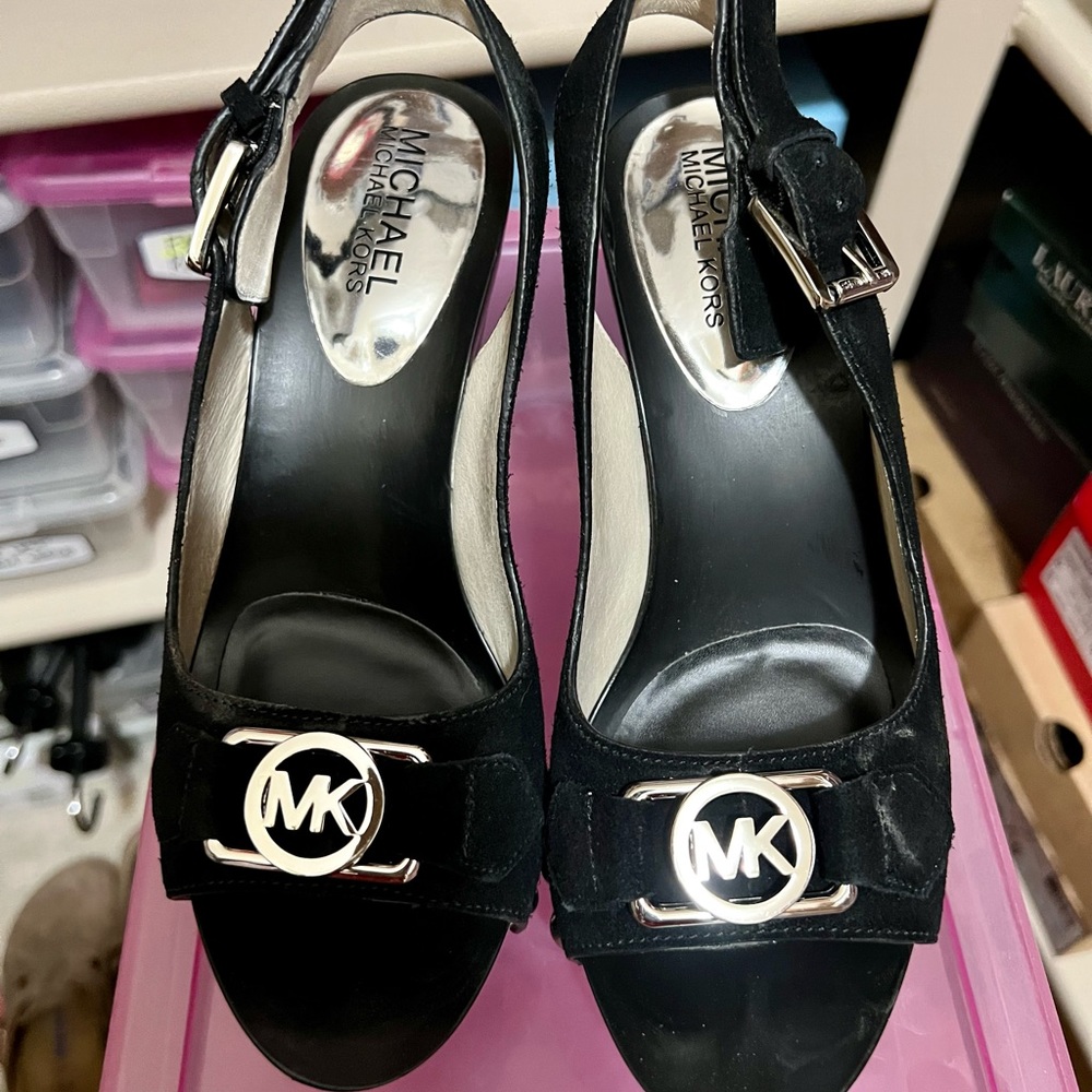 This platform sandals is easy to rock with any outfit!